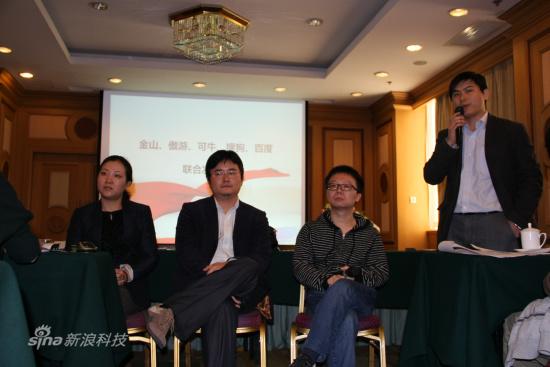 從左到右依次為金山安全CEO王欣、可牛CEO傅盛、傲游創始人陳明杰、百度客戶端業務部副總監吳濤